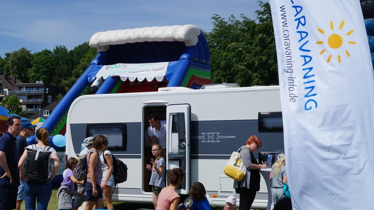 Family promotion at Kids Festival Kiel - Children discover the motorhome